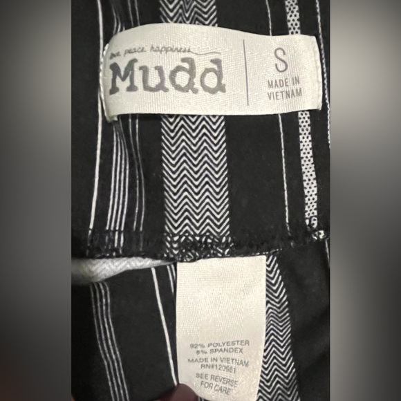 Mudd Junior’s Black/Grey Striped Flared Legs Stretchy Pants size Small - Picture 3 of 4